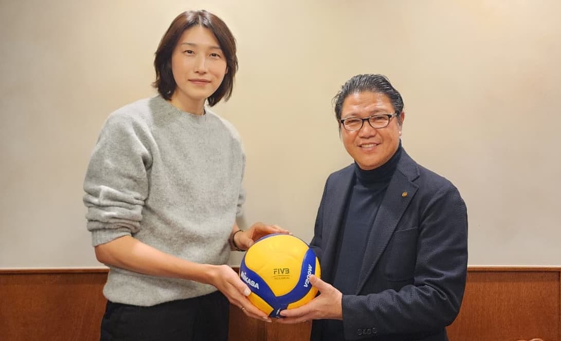 김연경 선수와 AVC 라몬 수자라 회장이 배구공을 들고 있는 사진